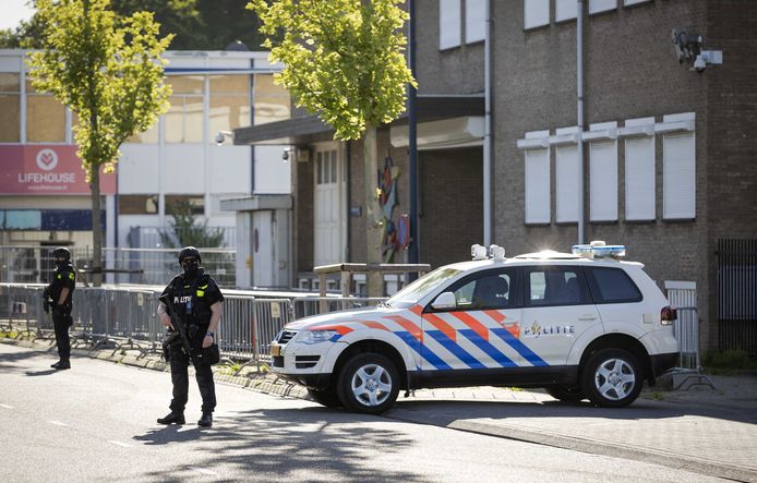 Beveiliging bij de extra beveiligde gerechtsbunker in Amsterdam-Osdorp.