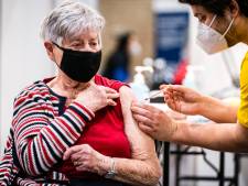 Deze gelukkigen zijn al gevaccineerd en zo voelt het: ‘Ik heb zitten janken van blijdschap’