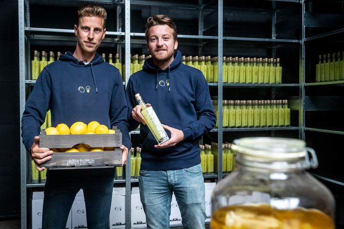Harrie Vet (links) en Nick van den Nieuwenhof maken limoncello.