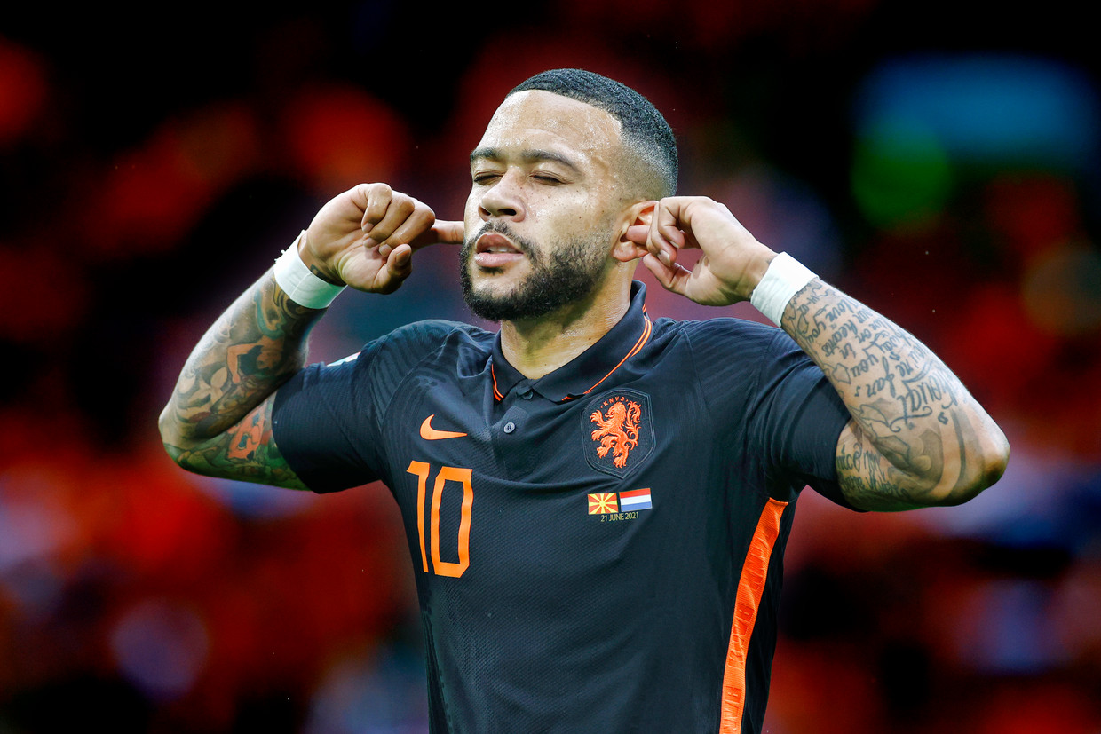 Memphis Depay doet wat hij altijd doet na een goal voor Oranje: 'Het is mijn manier om God te bedanken en te laten zien dat ik blind en doof ben voor de wereld, voor de mening van mensen'.