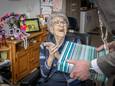 Mevrouw Jaan Verhage-Aarnoutse viert haar 100ste verjaardag en krijgt bezoek, felicitaties en een cadeau van burgemeester Cees van den Bos.