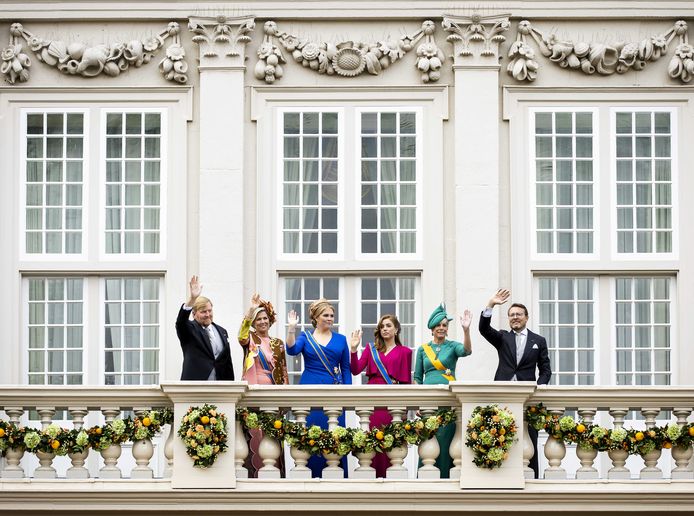 Zes leden van het Koninklijk Huis doen de balkonscène dit jaar: prinses Alexia debuteerde.