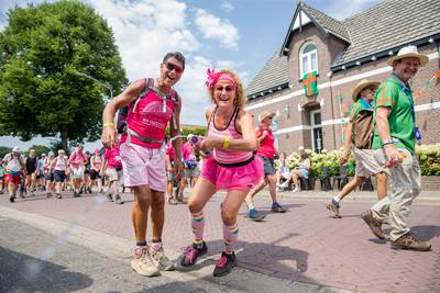 Bruisend oud-Weurt houdt de Vierdaagse in de eigen straat