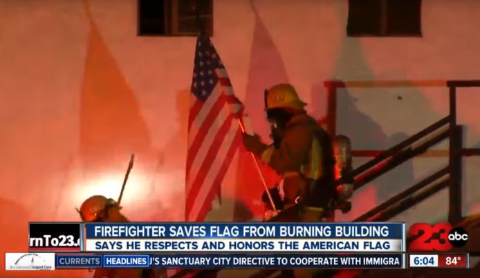Brandweerlieden redden een Amerikaanse vlag uit een brand in Californië.