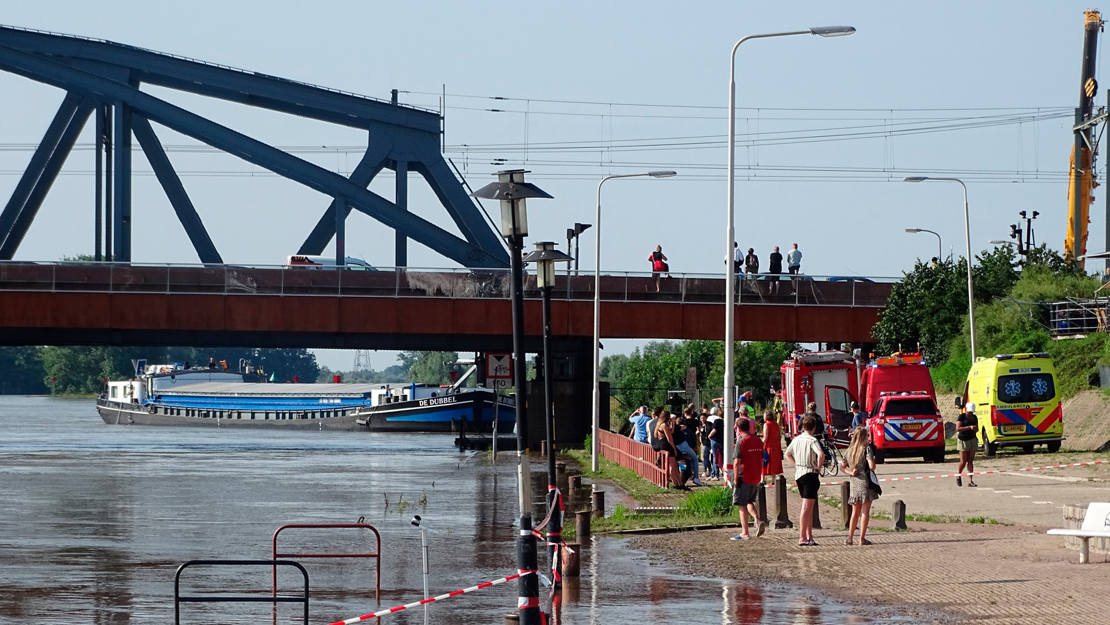 Een binnenvaartschipper kwam onlangs met zijn kajuit in botsing met de brug van Zutphen.