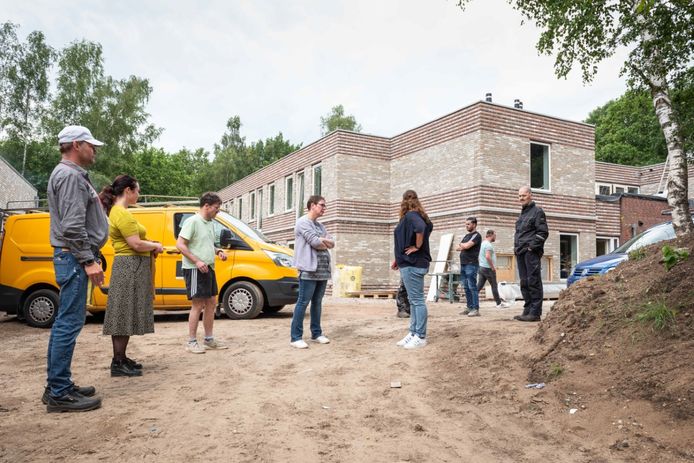 Bewoners op bezoek bij hun aanstaande woonlocatie in Soesterberg.