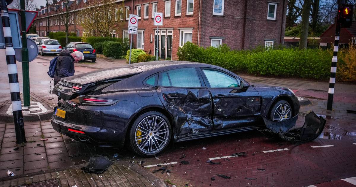 Porsche van meer dan twee ton zwaar beschadigd bij botsing in Eindhoven.