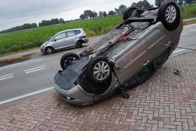 Vrouw komt met nieuw gekochte auto op zijn kop terecht bij ongeval in Landhorst