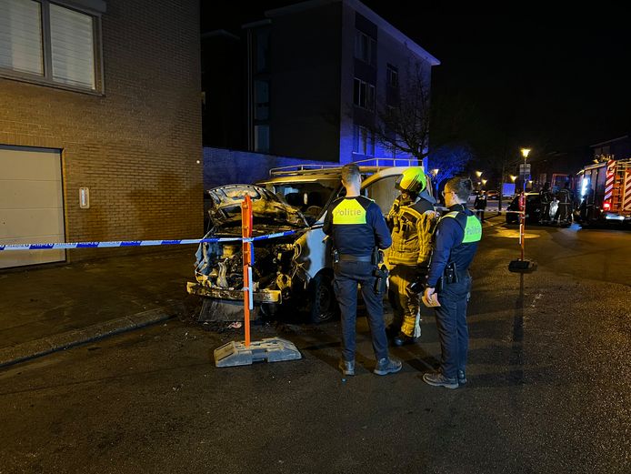 De bestelwagen werd vooraan in brand gestoken.