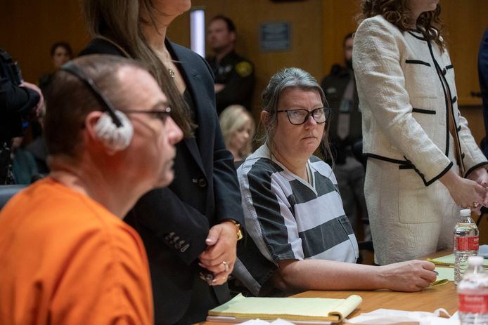 Vader James Crumbley (links) en moeder Jennifer Crumbley (midden) horen hun vonnis in de rechtbank van Pontiac, Michigan. (09/04/24)