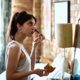 Try this out: voeg roze baking powder toe aan je make-up routine