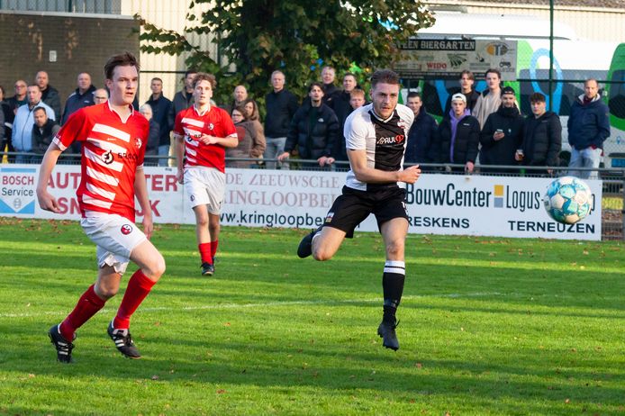 Twee strafschoppen, twee rode kaarten, en een late goal: derby Steen ...