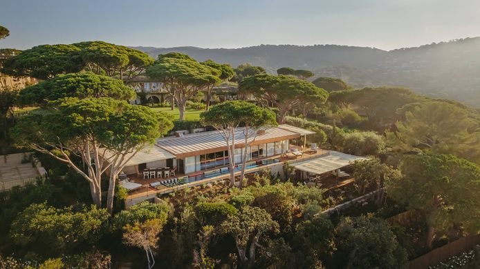 Deze gerenoveerde villa ligt dicht bij Saint-Tropez.