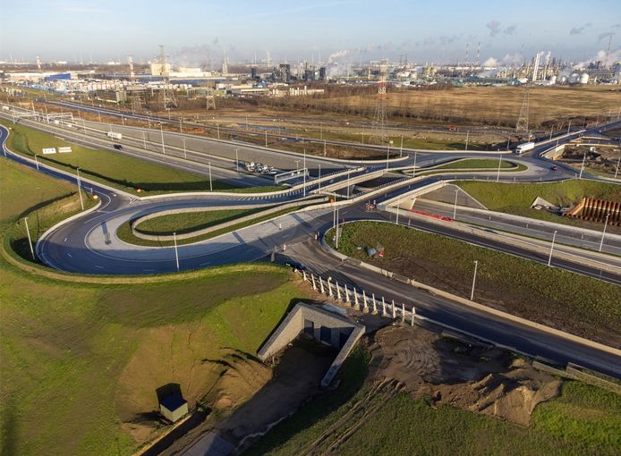 De nieuwe verbindingsweg sluit aan op het complex Waaslandhaven-Oost van de E34