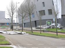 Dak van ADO Den Haag-stadion waait los door storm Eunice: ‘Blijf uit de buurt, situatie is levensgevaarlijk’