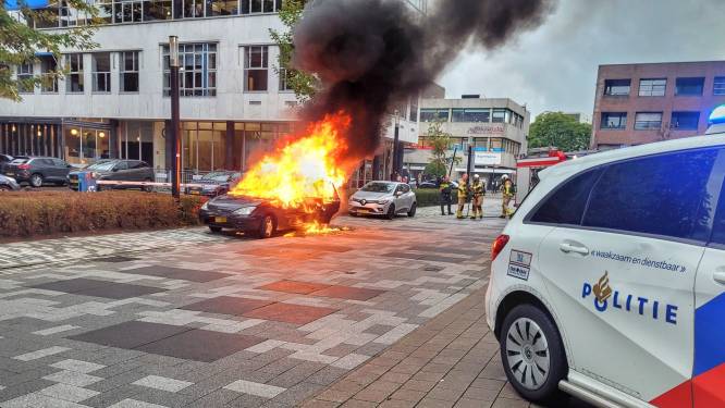 Auto brandt volledig uit in Amersfoort