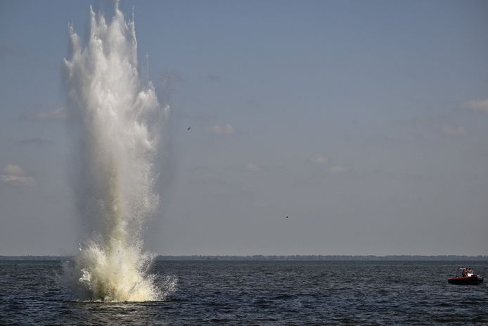 De onderwaterontmijningsploeg van Oekraïne maakt een explosief object onschadelijk dat in de Dnjepr-rivier in de stad Tsjerkasy is gevonden