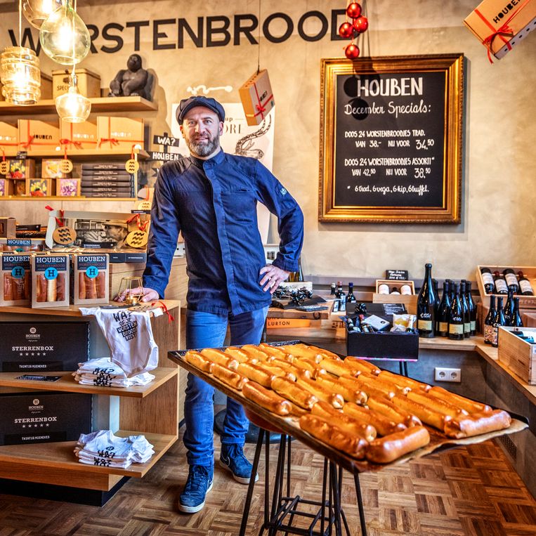 Bart Houben met Houben worstenbroodjes.  Beeld Raymond Rutting / de Volkskrant