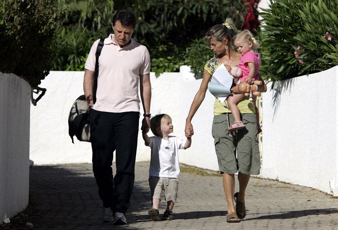 Gerry and Kate McCann with twins Sean (center) and Amelie (on the arm).