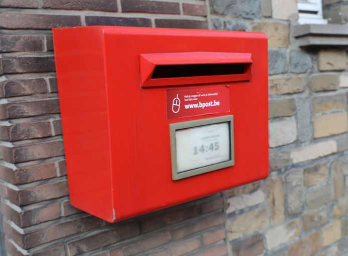 Bpost plaatst nieuwe brievenbus aan bushalte Asterlaan | Hemiksem | hln.be