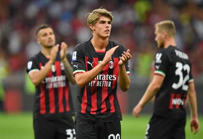 De Ketelaere geeft visitekaartje af bij debuut in Serie A en ziet doelpunt afgekeurd worden, AC Milan opent seizoen met zege tegen Udinese