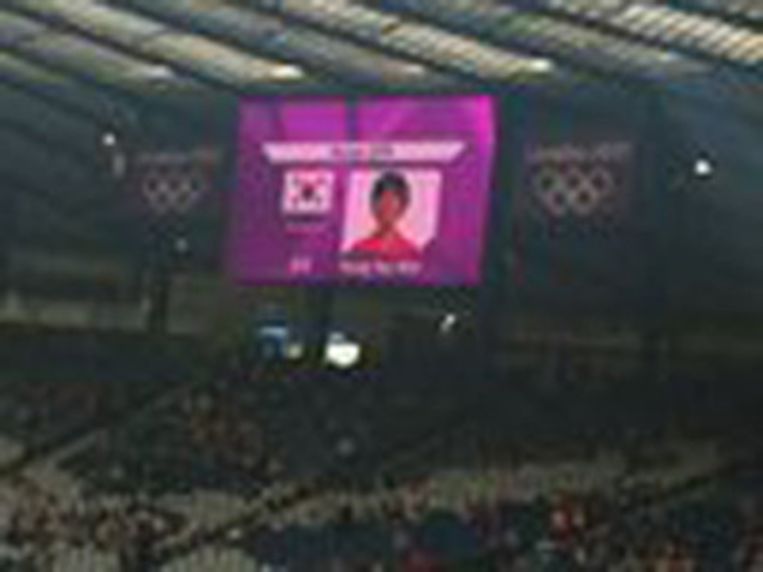De Zuid-Koreaanse vlag op het scherm bij de Noord-Koreaanse voetbalsters. Beeld epa
