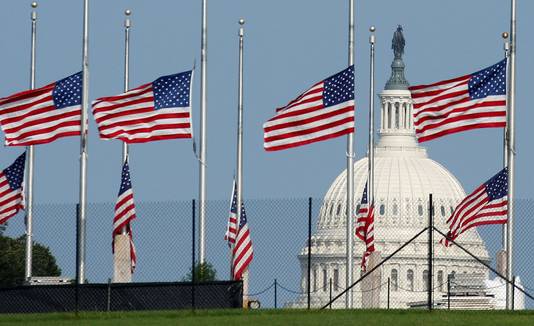 Vlaggen ter ere van John McCain nabij het Capitool in Washington.
