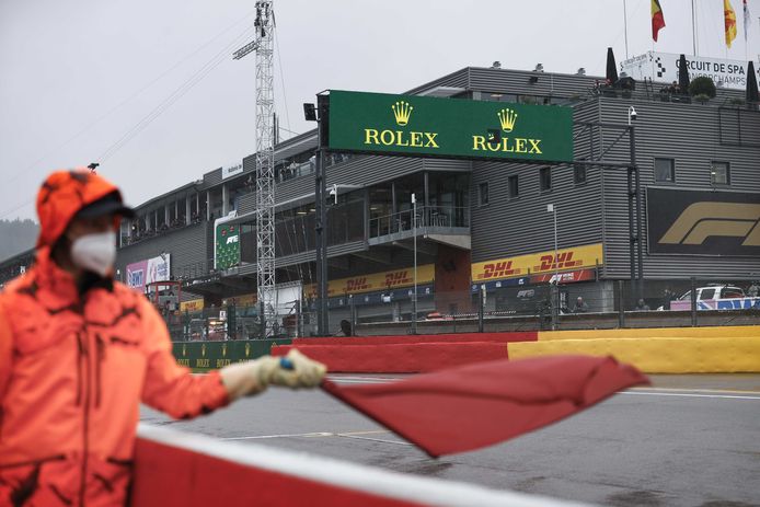 Een steward vlagt na drie rondjes de Grote Prijs van België af.