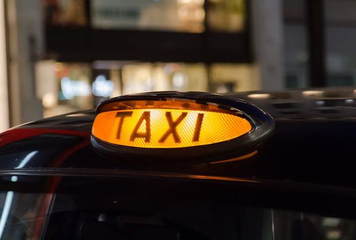 Een taxi-logo op een auto.