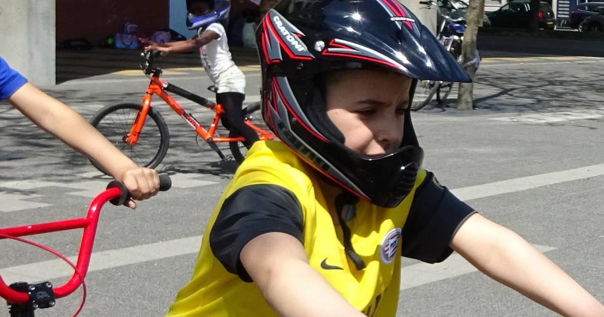 verjaardag bevind zich tragedie Schiedamse kinderen leren rijden op stoere crossfietsen | Rotterdam | AD.nl