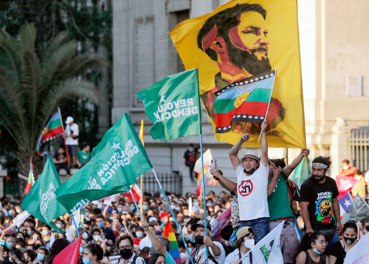 In Santiago, supporters of leftist presidential candidate Gabriel Borek gather in a square in the capital.  AFP photo