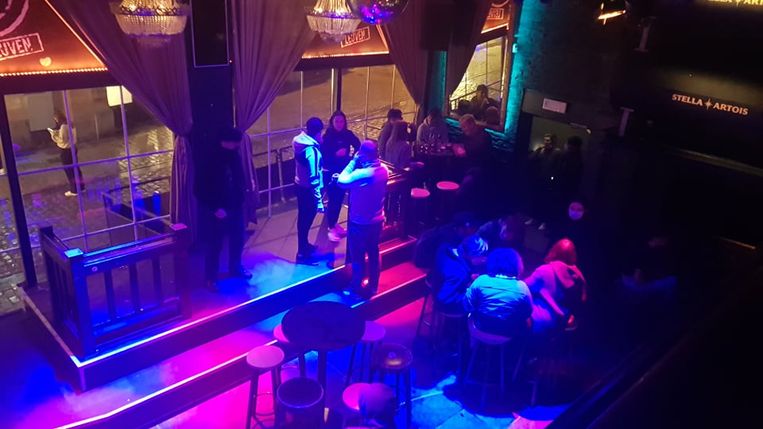 Extra tafels. En dansen kon, maar met mondmasker. Zo lossen de meste cafés op de Oude Markt in Leuven het op. Beeld JSL