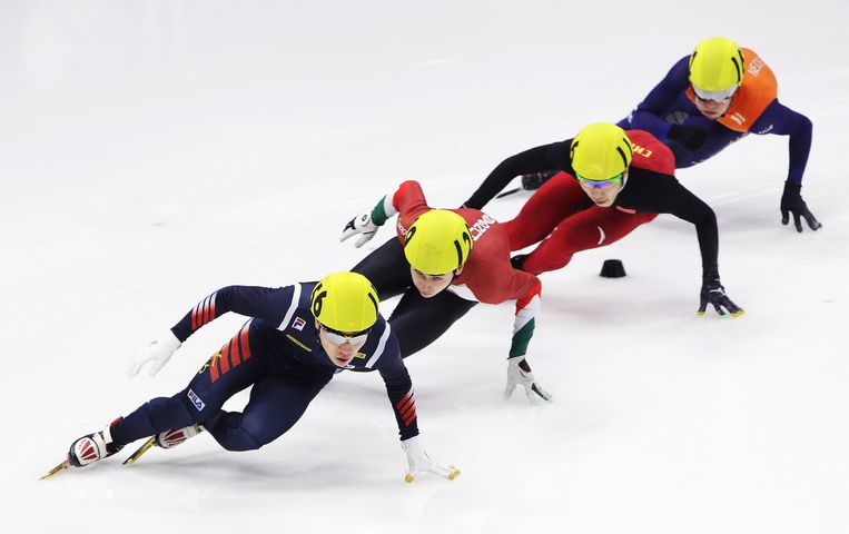 Van links naar rechts: Seo Yi-Ra, Lio Shaoang, Shi Jingnan en Sjinkie Knegt dit weekeinde tijdens wereldbekerwedstrijden op de Mokdong Ice Rink in Seoul. Beeld getty