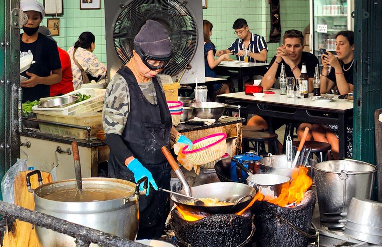 Al meer dan dertig jaar bakt de 76-jarige Jay Fai op deze plek haar befaamde krabomeletten. Het leverde haar een Michelin-ster op.
 Beeld Nicolas Chartier