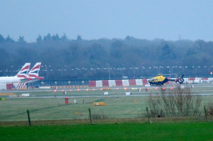 Een helikopter in de buurt van de landingsbaan op Gatwick Airport.