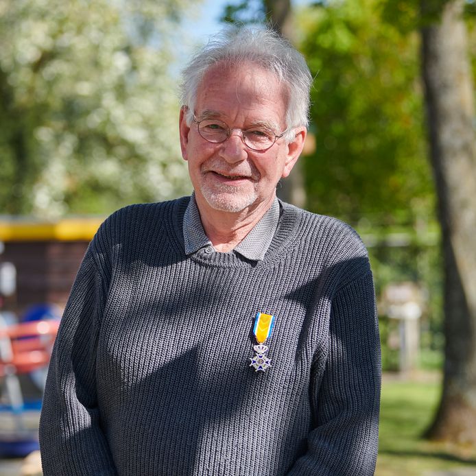 Uitreiking Koninklijke Onderscheiding Lid in de Orde van Oranje-Nassau aan Pim van Reusel door Burgemeester Han van Midden