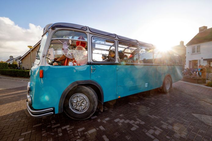Sinterklaas rijdt met de tourbus Esch binnen en begroet iedereen langs de kant voordat de Sint de Kromakker inslaat.