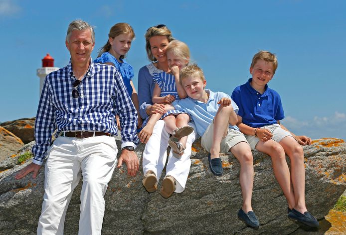 Filip en Mathilde en hun kinderen op zomervakantie op het Île d'Yeu. (archieffoto uit 2013).