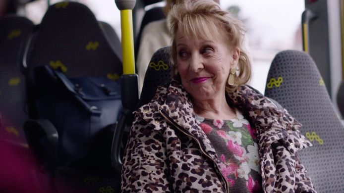 Angèle op de bus in 'Thuis'