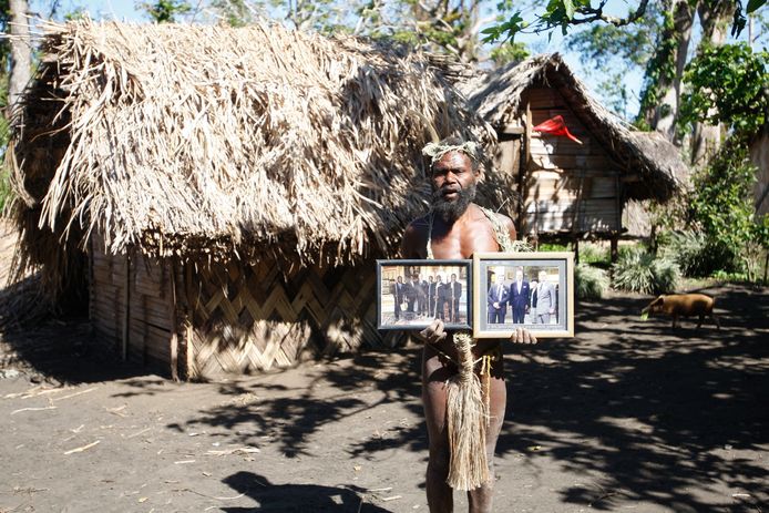Dorpshood Albi Nagia posseert met een foto van prins Philip in Yakel, Tanna island, Vanuatu.
