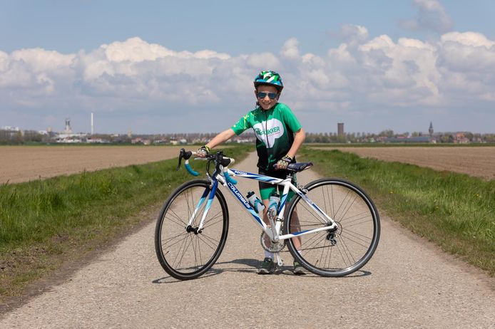Mats den Ouden (8) uit Stampersgat fietst 150km voor het goede doel