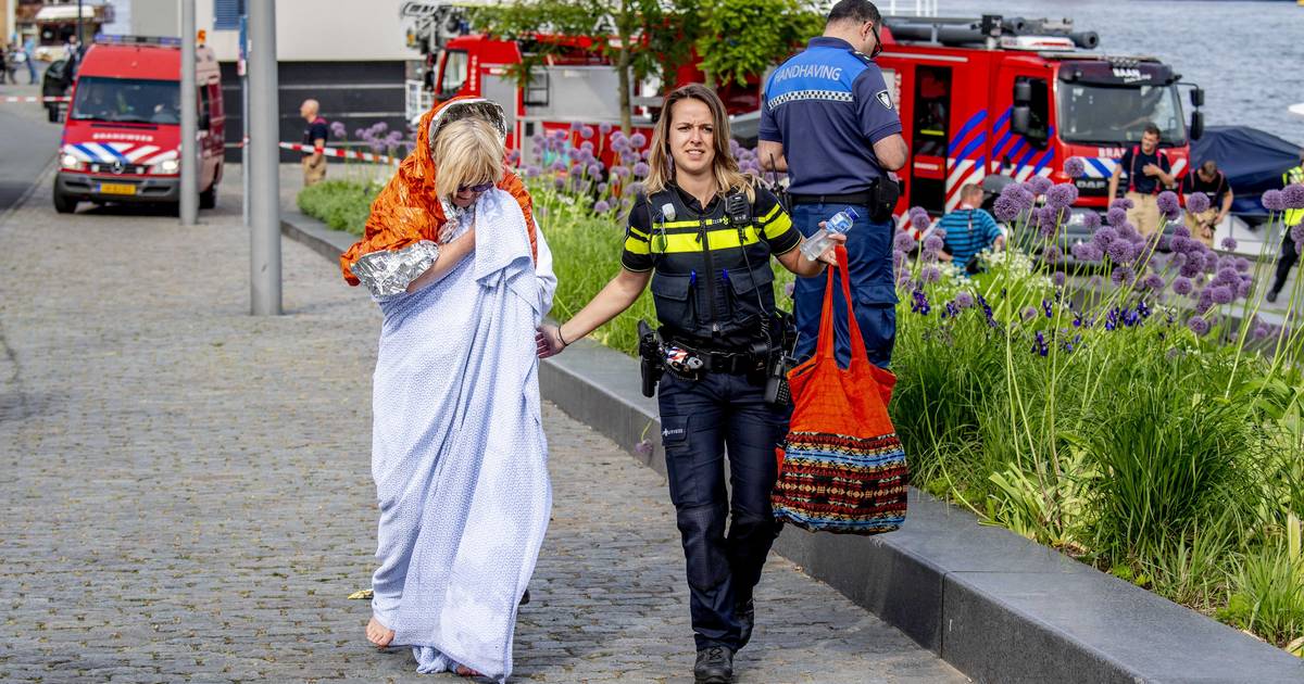 Bestuurder van Rotterdamse watertaxi is kapot van botsing met gewonden.