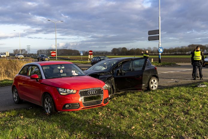 Twee auto's kwamen vrijdagmiddag met elkaar in botsing op de Statendamweg in Oosterhout.