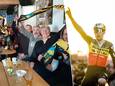 Deze supporters zijn er alvast klaar voor. Rechts: Van Aert zegevierde in december nog bij de cyclocross aan het Zilvermeer in Mol.