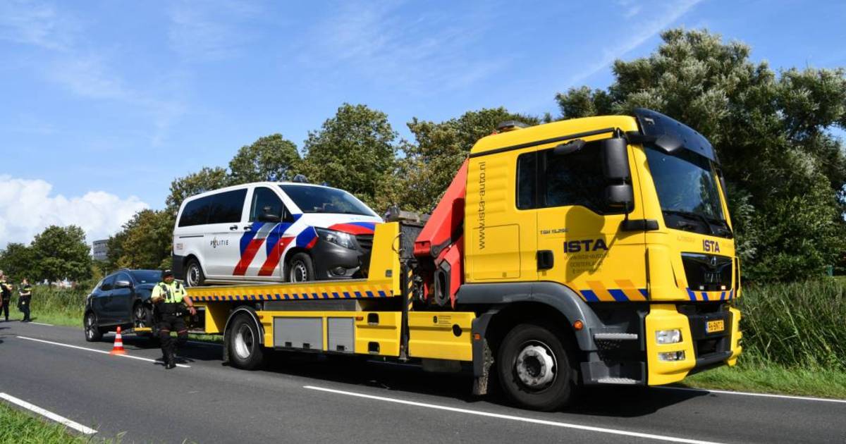 Politiebusje en personenauto botsen op de Laan van Sint Hilaire in Zierikzee | 112 nieuws Schouwen-D