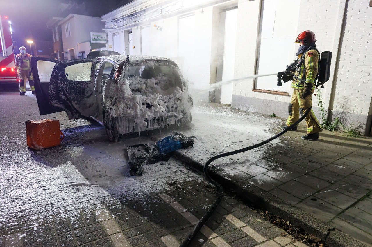 Autobrand in Eindhoven, voertuig vermoedelijk aangestoken Foto ed.nl