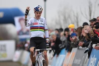 Van Aert soleert naar winst in Bredene