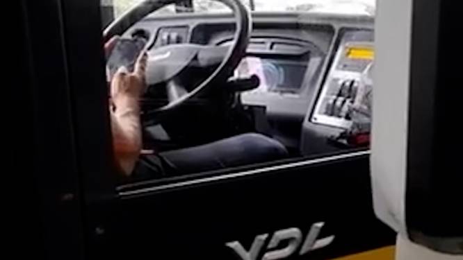 Reiziger filmt sms’ende chauffeur van De Lijn: “Er zullen gepaste maatregelen volgen”