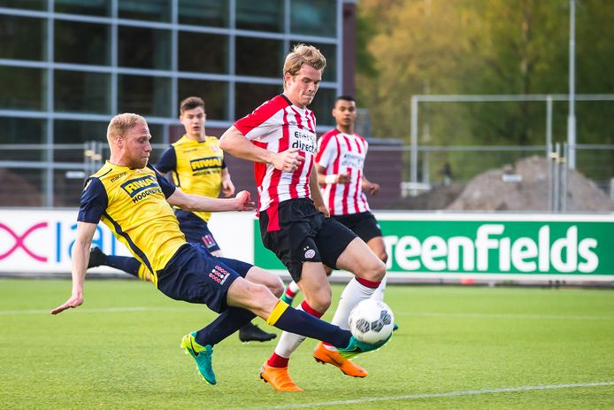 FC Dordrecht speler Daniel Breedijk (L), Jong PSV speler Nikolai Laursen (M).