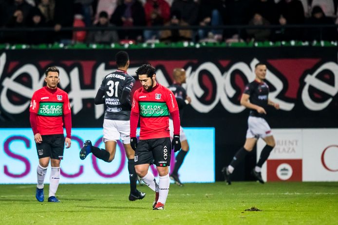 NEC-spelers Brahim Darri (links) en Anass Achahbar.